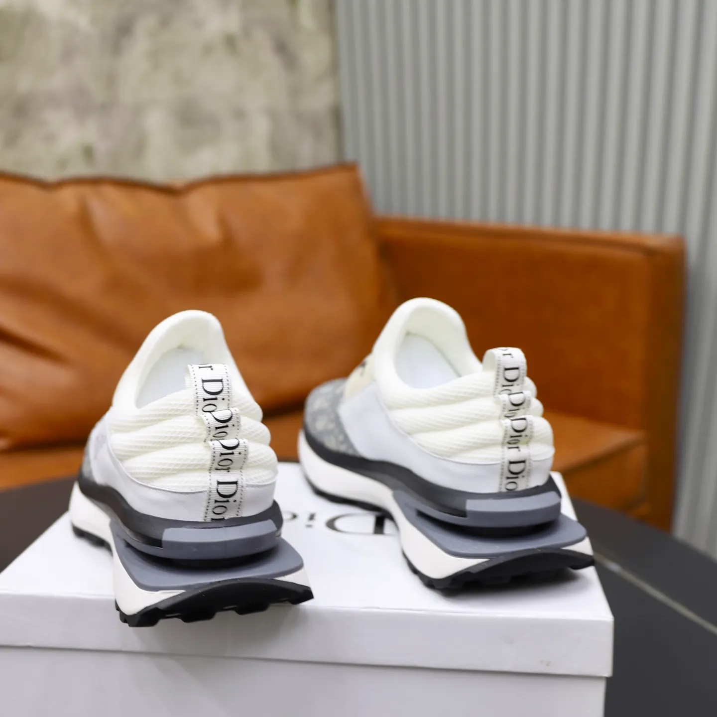 Ex-factory price: 462💰🙅‍♂️🙅‍♂️🙅‍♂️ Brand: Dior DIOR Standard code: 38-44 (45 customized) Grade: Same as the official website Material: Original leather splicing brand cloth Comfortable and breathable lining Lightweight and wear-resistant sports outsole Style category: Men's fashionable casual shoes Running sneakers Distinguished luxury brand elements Top luxury Color: actual picture color